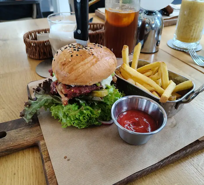 Burger z frytkami na drewnianej desce