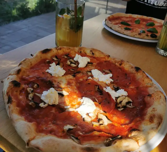 Pizza z sosem pomidorowym i serem