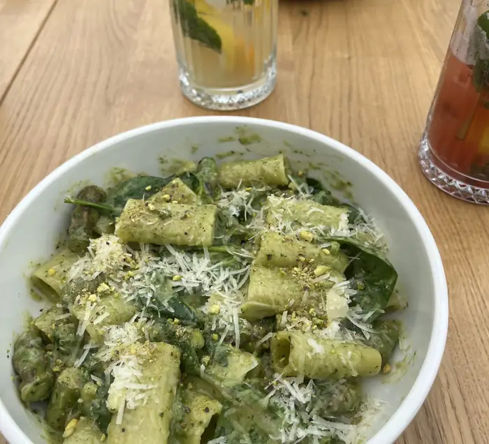 Rigatoni z zielonym sosem i parmezanem
